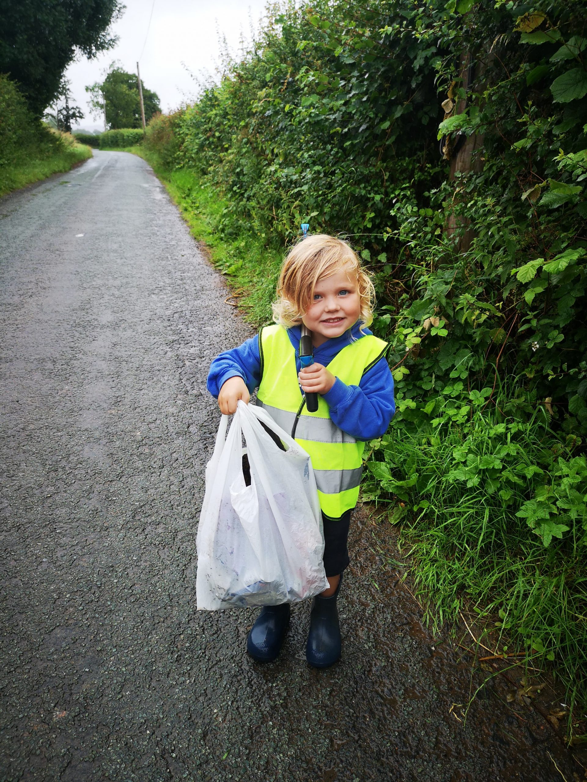 COMMUNITY | Milo has been busy picking litter in Stoke Lacy