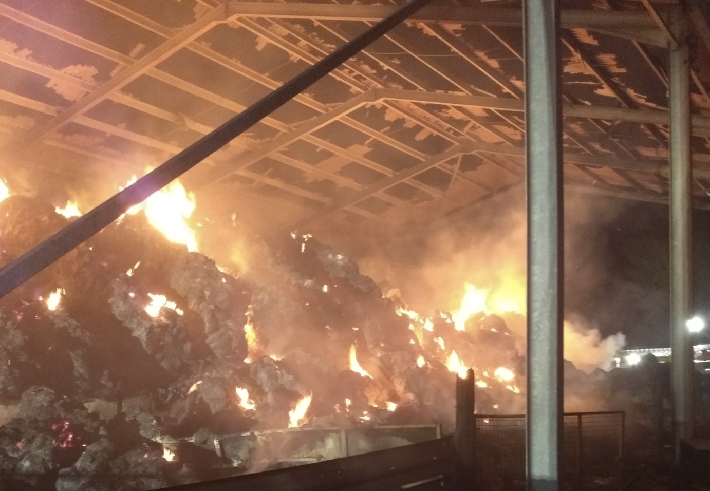 NEWS | Crews from across Herefordshire and Worcestershire battle agricultural building fire