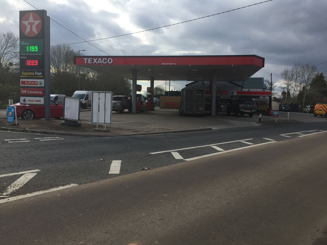 NEWS | Car ends up on its roof on Hereford to Worcester road
