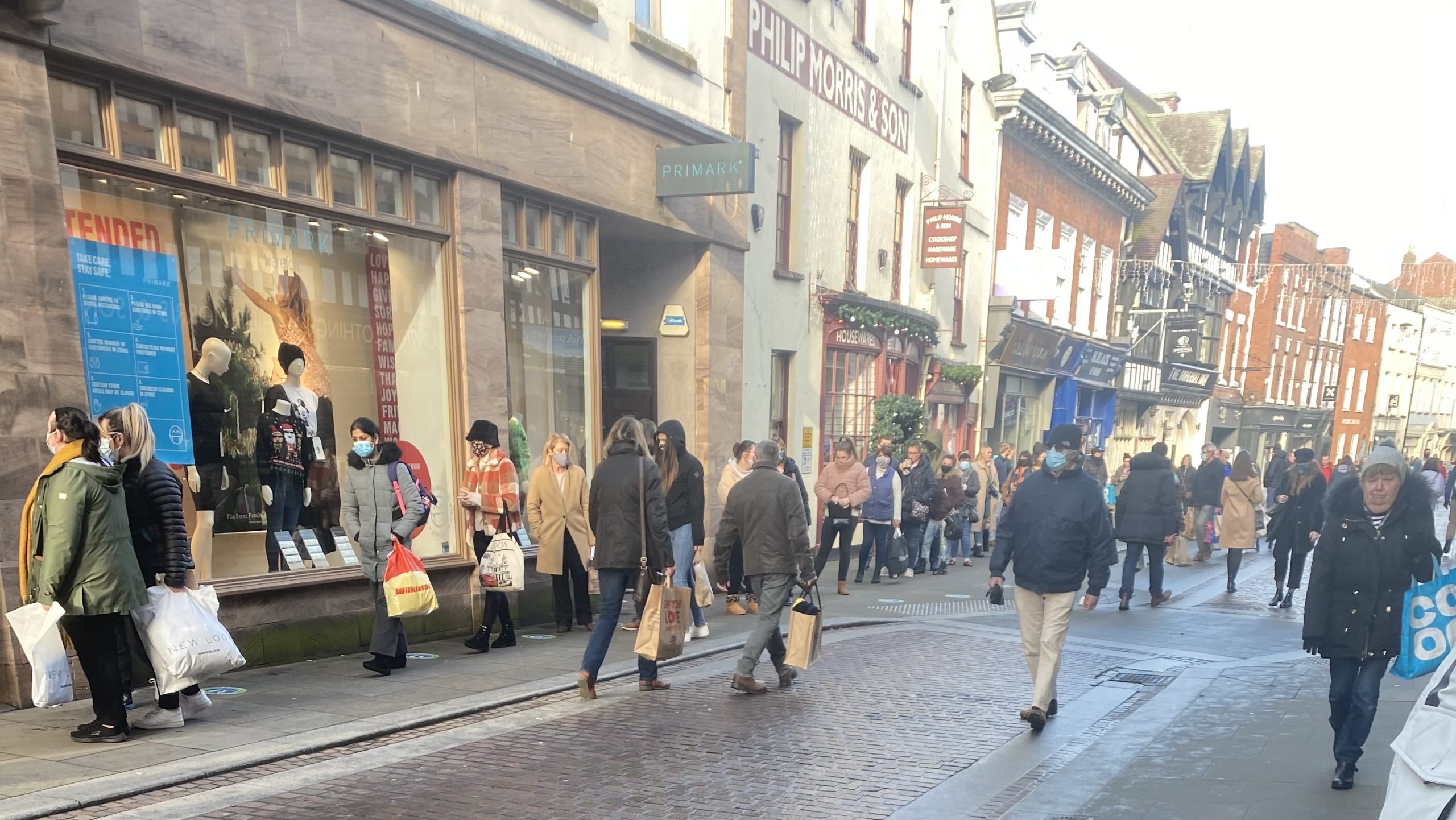 NEWS | Huge queues outside shops in Hereford as Christmas Shopping rush begins