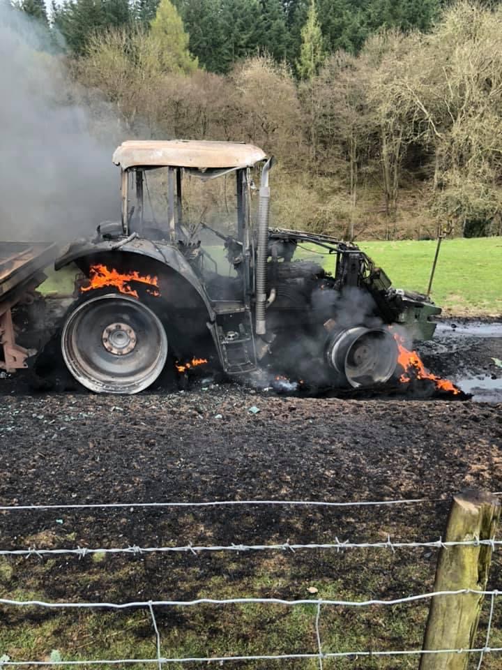 NEWS | Driver escapes injury and manages to save his radio after tractor fire