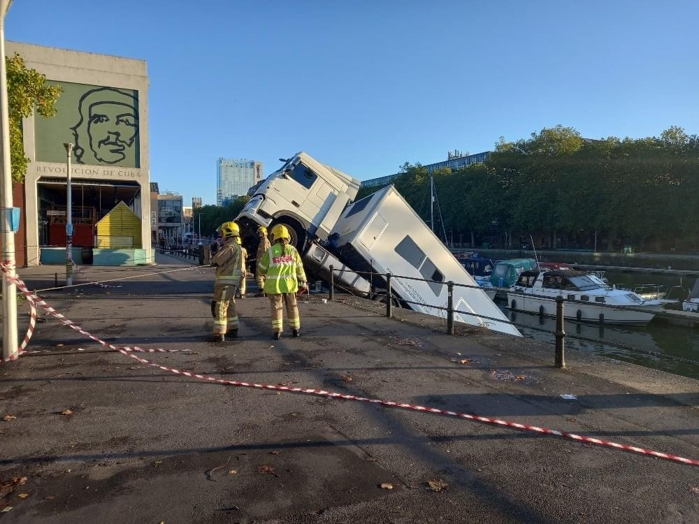 UK NEWS | ‘You can’t park there!’ – HGV reverses into Bristol Harbour