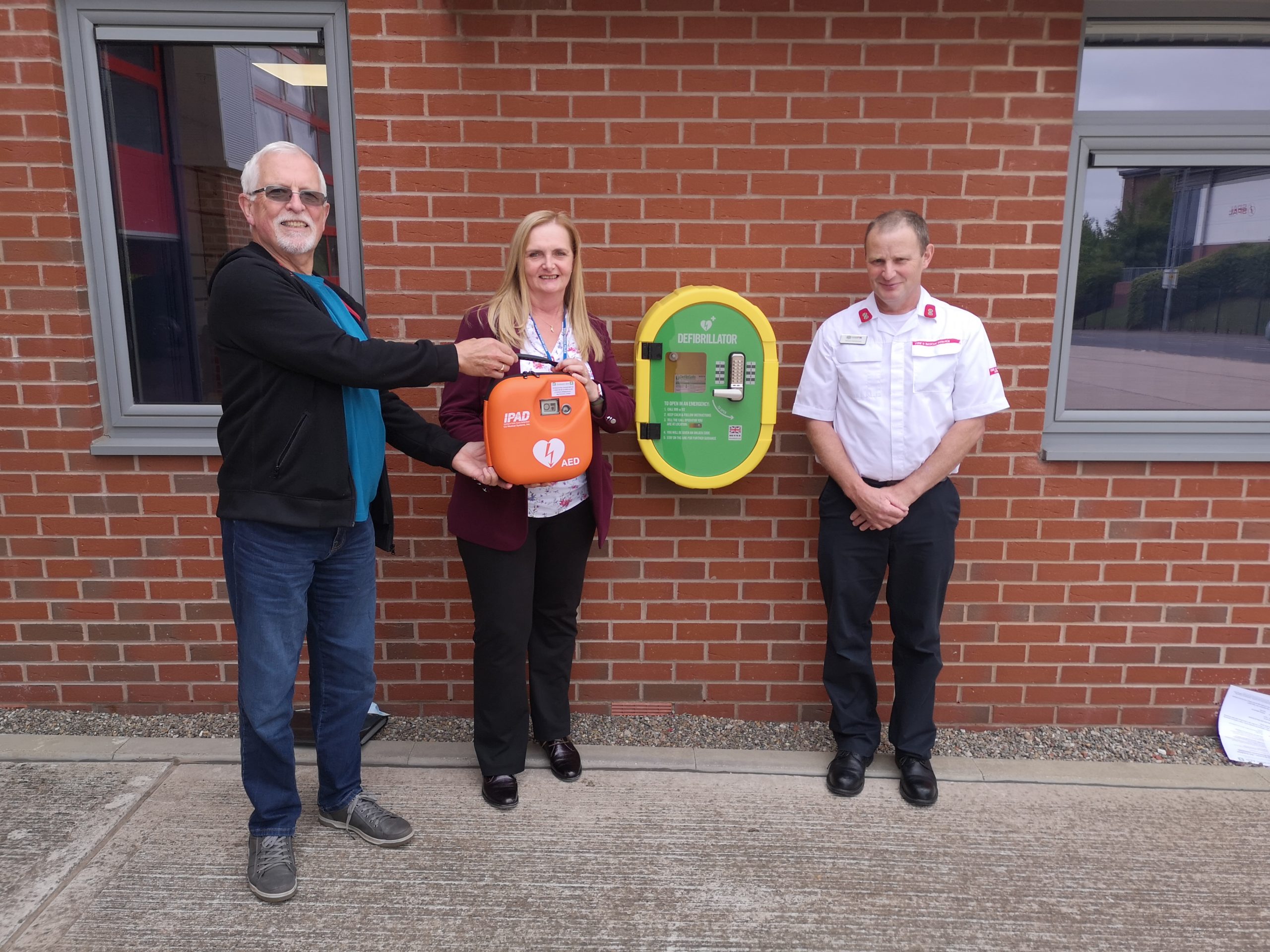 NEWS  | Worcester Fire Station receives defibrillator thanks to support  from Droitwich AED