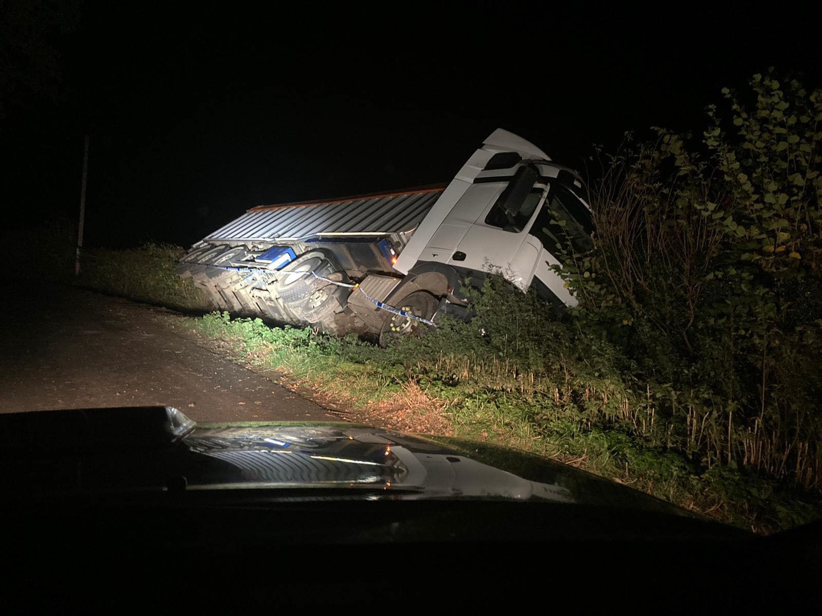 NEWS | Emergency services called after lorry overturns on road in Herefordshire