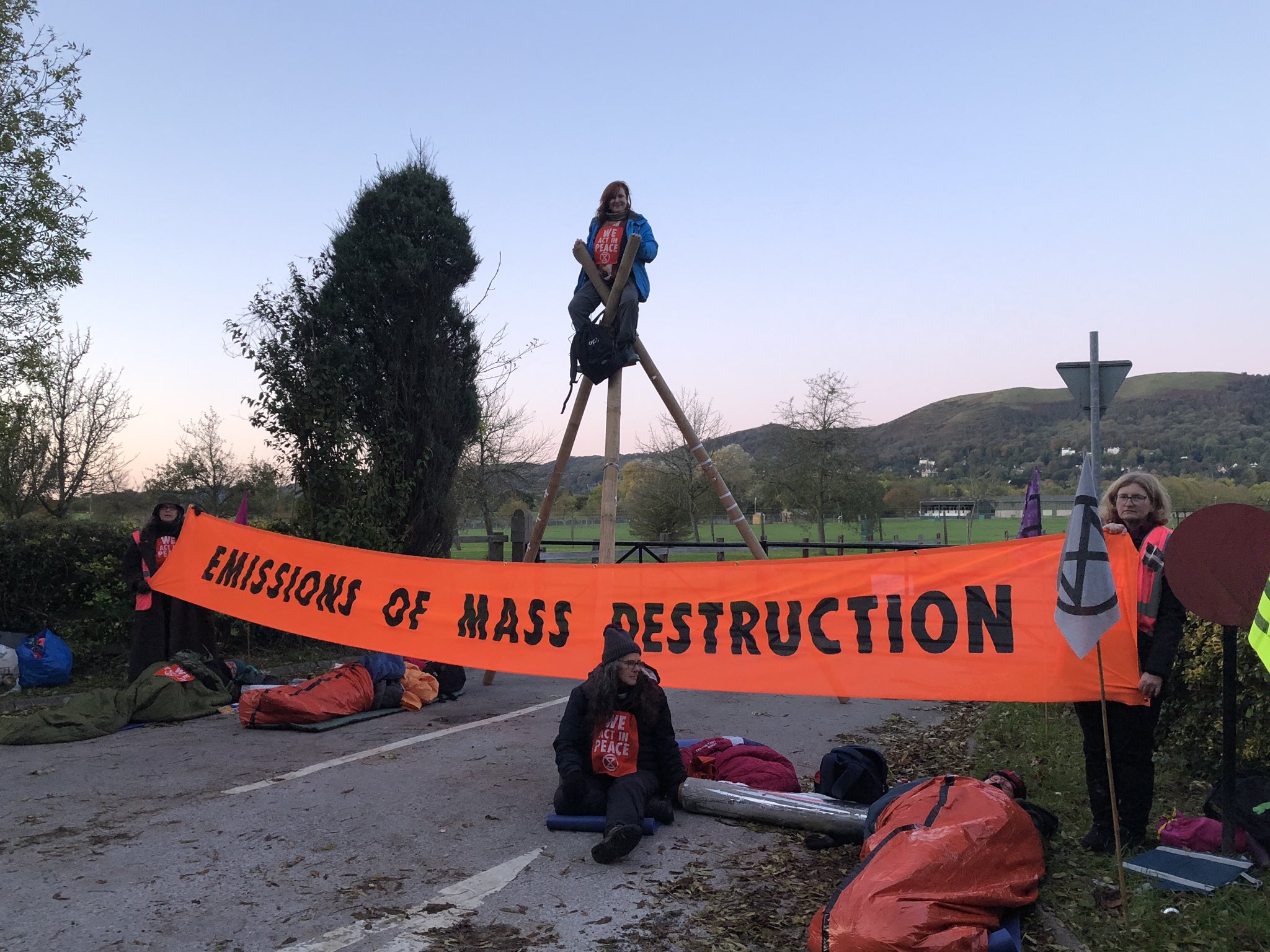 NEWS | UPDATE –  Extinction Rebellion protesters lock themselves to concrete blocks at Three Counties Showground in Malvern