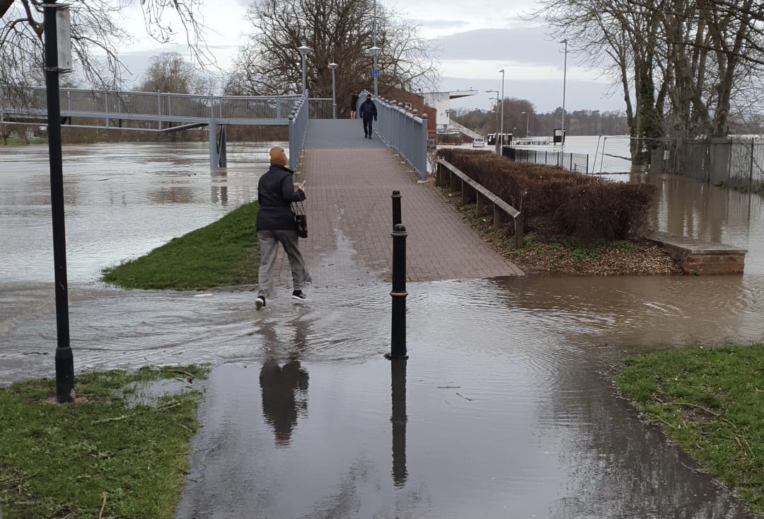 NEWS | Significant number of road closures in place in Worcester with River Severn continuing to rise