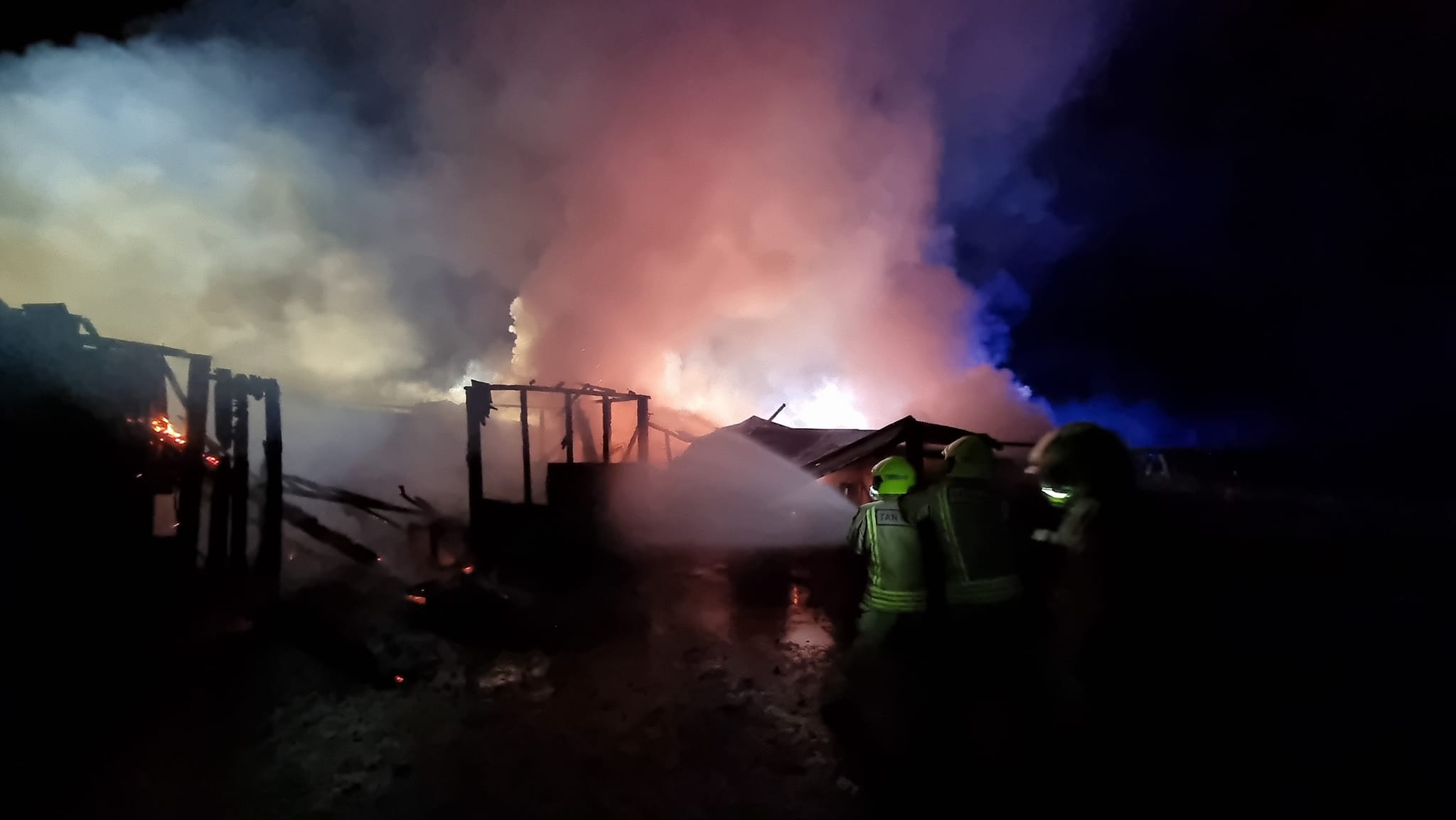 NEWS | Fire crews from across the county have worked through the night to control huge fire at a barn