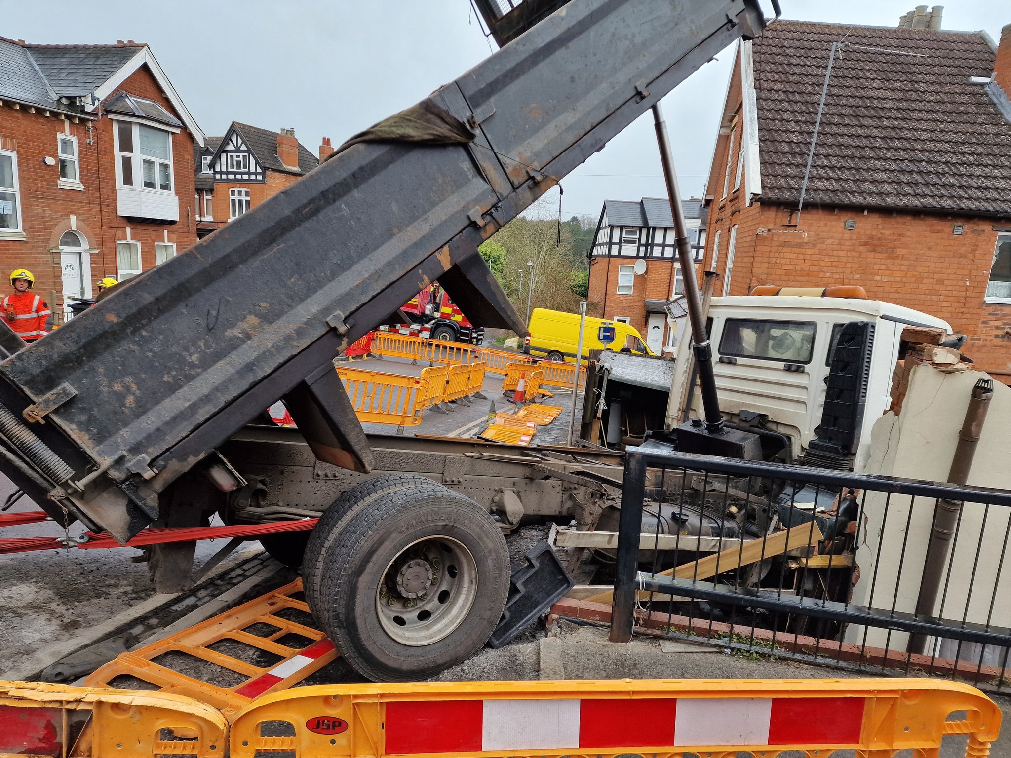 NEWS | Major damage in Worcestershire town after a large truck smashed into a property