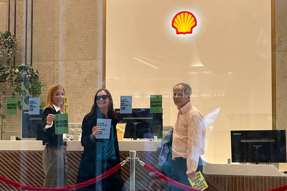 UK NEWS | Extinction Rebellion protesters glue themselves to desks at Shell HQ in London