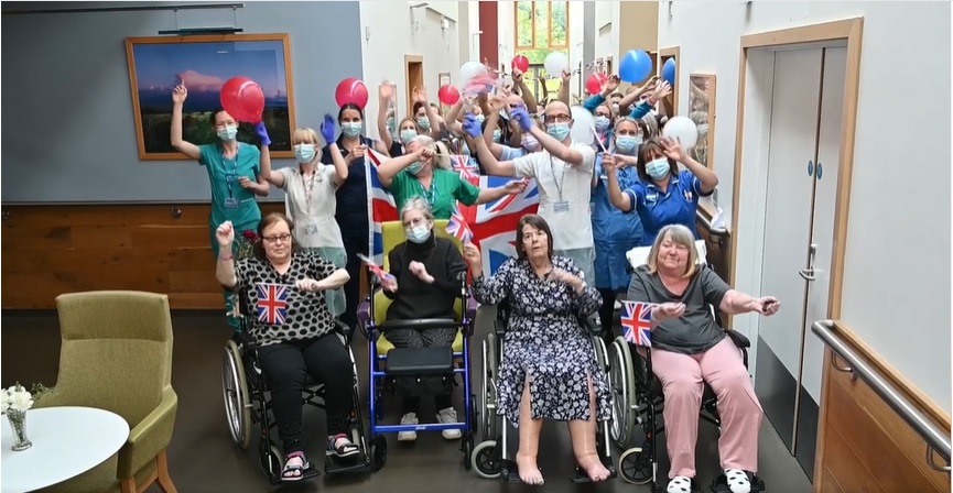 WATCH | Hospice staff and patients sing rendition of Neil Diamond’s Sweet Caroline to celebrate the Queen’s Platinum Jubilee