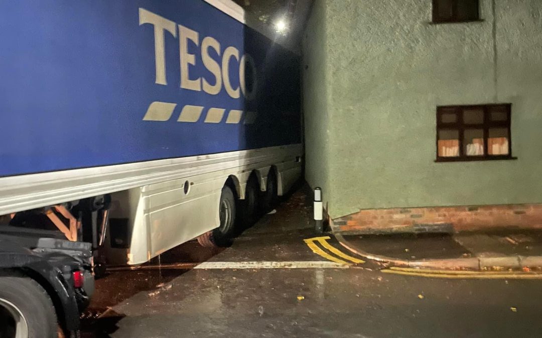 NEWS | Major route in Ledbury set to remain closed for several hours due to a lorry blocking the road say West Mercia Police 