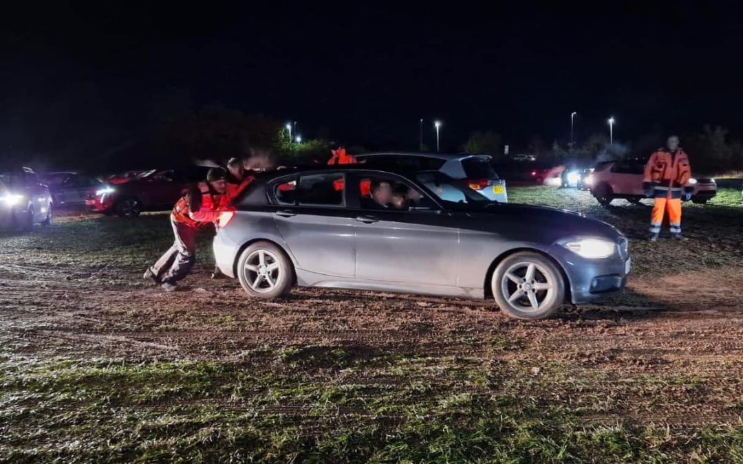 NEWS | Herefordshire 4×4 Response Group help motorists get out of muddy field following firework show in Hereford