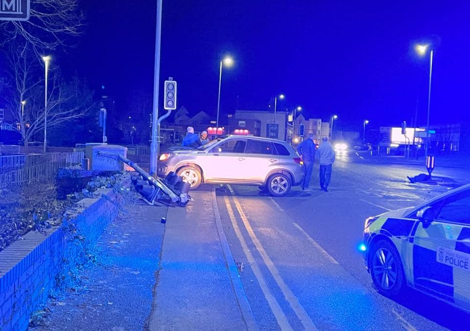 NEWS | Emergency services called after a vehicle crashed into a traffic light in Hereford overnight 