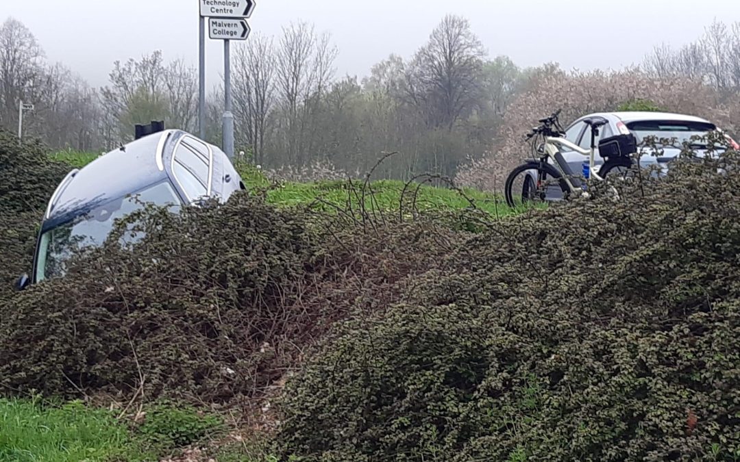 NEWS | Road partially blocked while police recover a vehicle that has left the road 