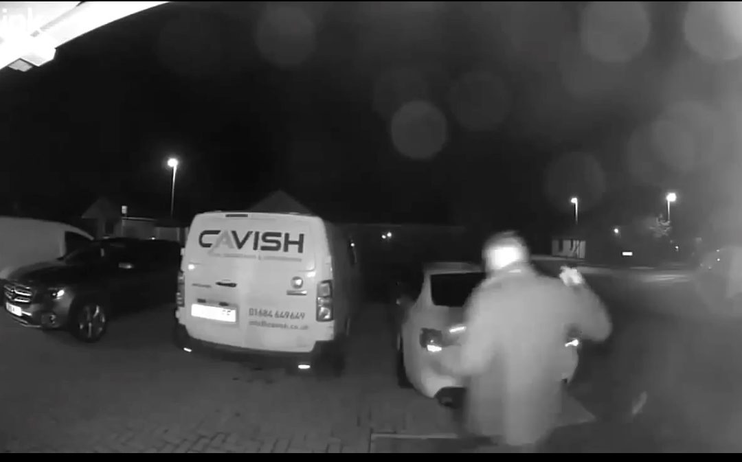 VIDEO | Man waving a golf club approaches vehicles and properties in an area of Hereford 