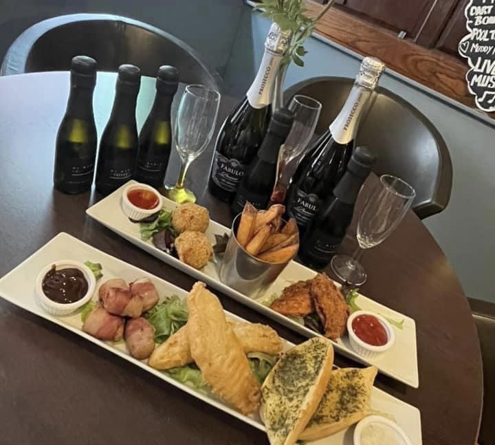 FEATURED | A Hereford pub has launched a bottomless bubbly with plenty of food for JUST £30 per person and it’s very popular!