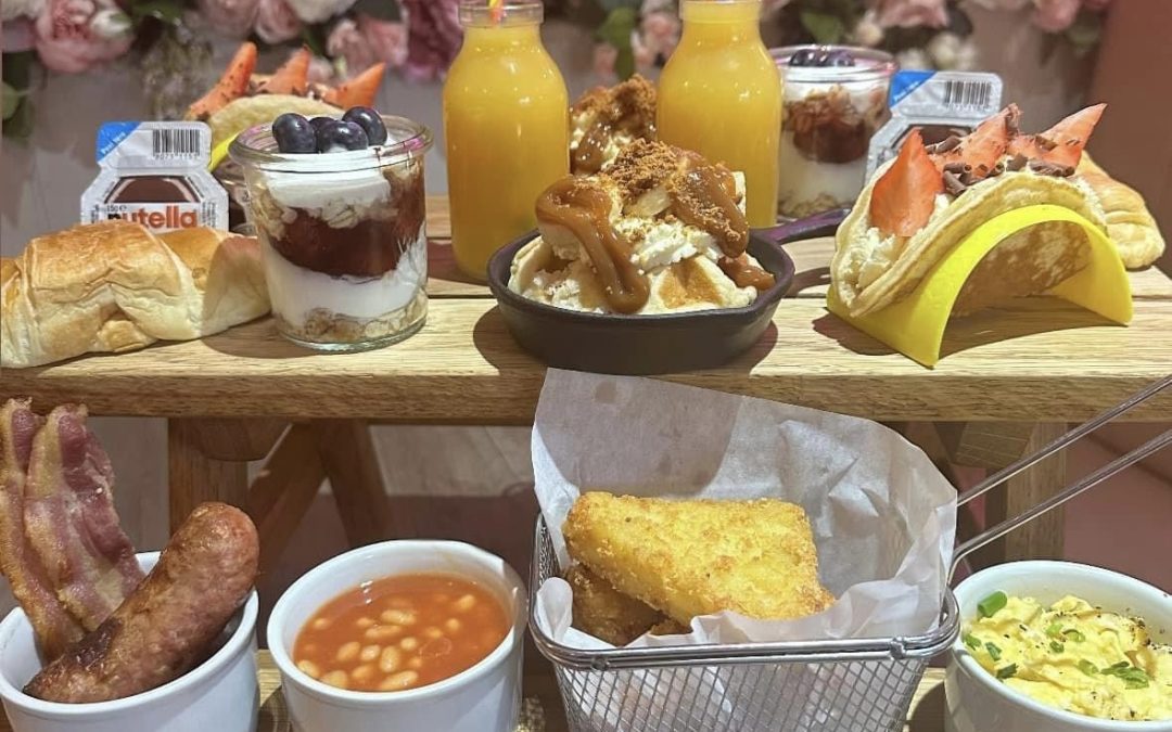 FEATURED | A Herefordshire pub has launched a ‘Breakfast Picnic Bench’ and social media has gone crazy for it!