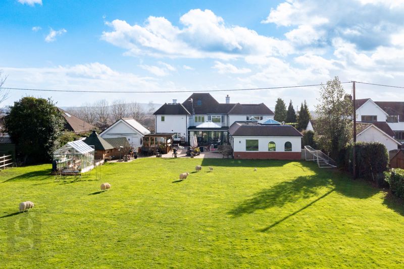 FEATURED | This sensational property on the outskirts of Hereford with a lovely heated swimming pool, billiards room and extensive outdoor space is available to purchase 
