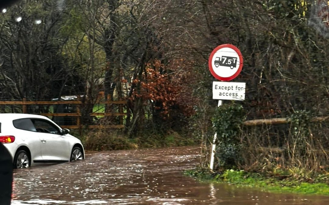 NEWS | Deep floodwater causing major issues on a busy route as river levels rise this afternoon 