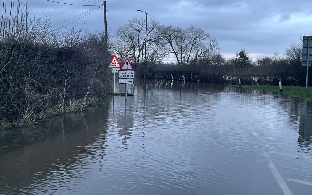 NEWS | Cars stranded on a busy route into Hereford as levels continue to rise on the Wye and Lugg near the city