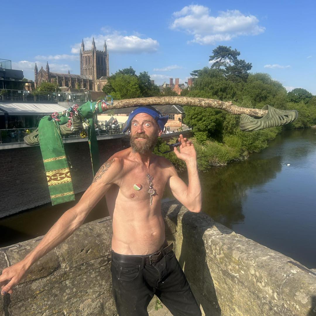 NEWS | The Stourport-on-Severn Stickman Steven visited Hereford at the weekend and has been praised for helping an elderly man who fell over in the middle of a road