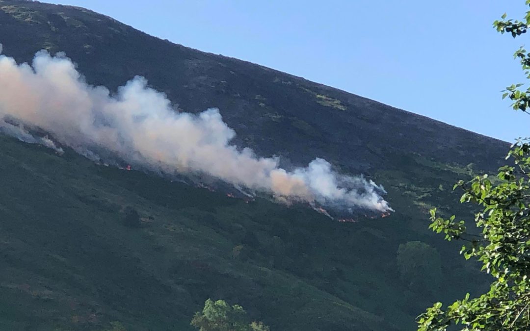 NEWS | Fire crews are tackling a wildfire on a hill on the border between England and Wales this morning near Kington 