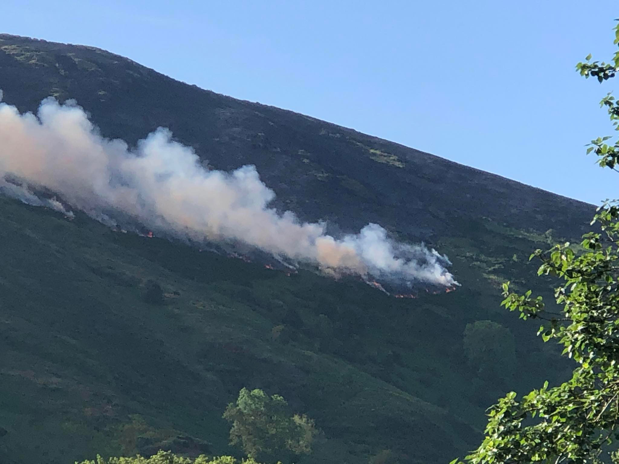 NEWS | Fire crews are tackling a wildfire on a hill on the border between England and Wales this morning near Kington 