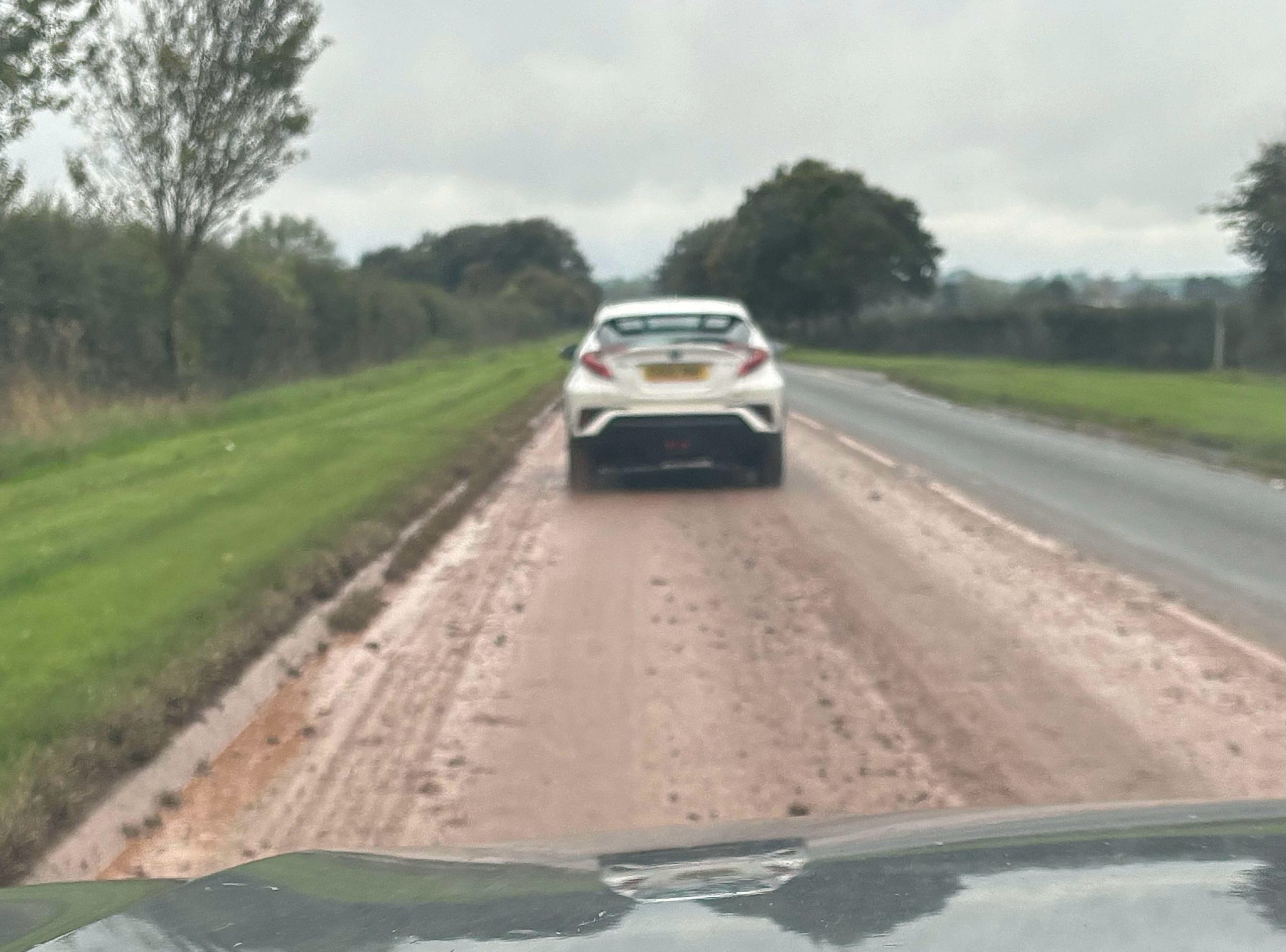 NEWS | West Mercia Police issue important advice to road users and those that use agricultural machinery following reports of road closures and collisions due to mud on the road