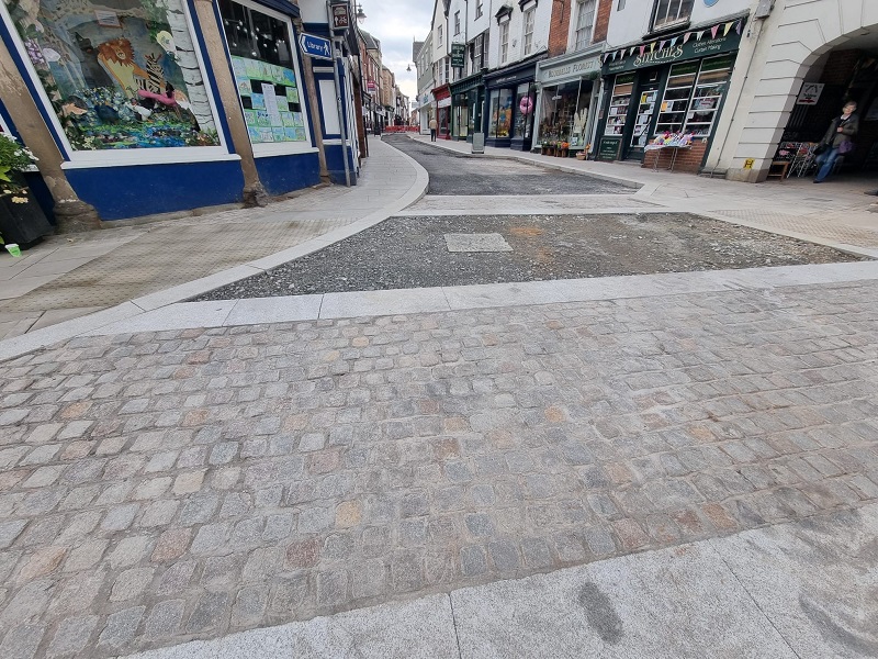 NEWS | Good progress is being made on the improvements to the roads and pavements in Leominster Town Centre – with work on track to be completed at the end of November