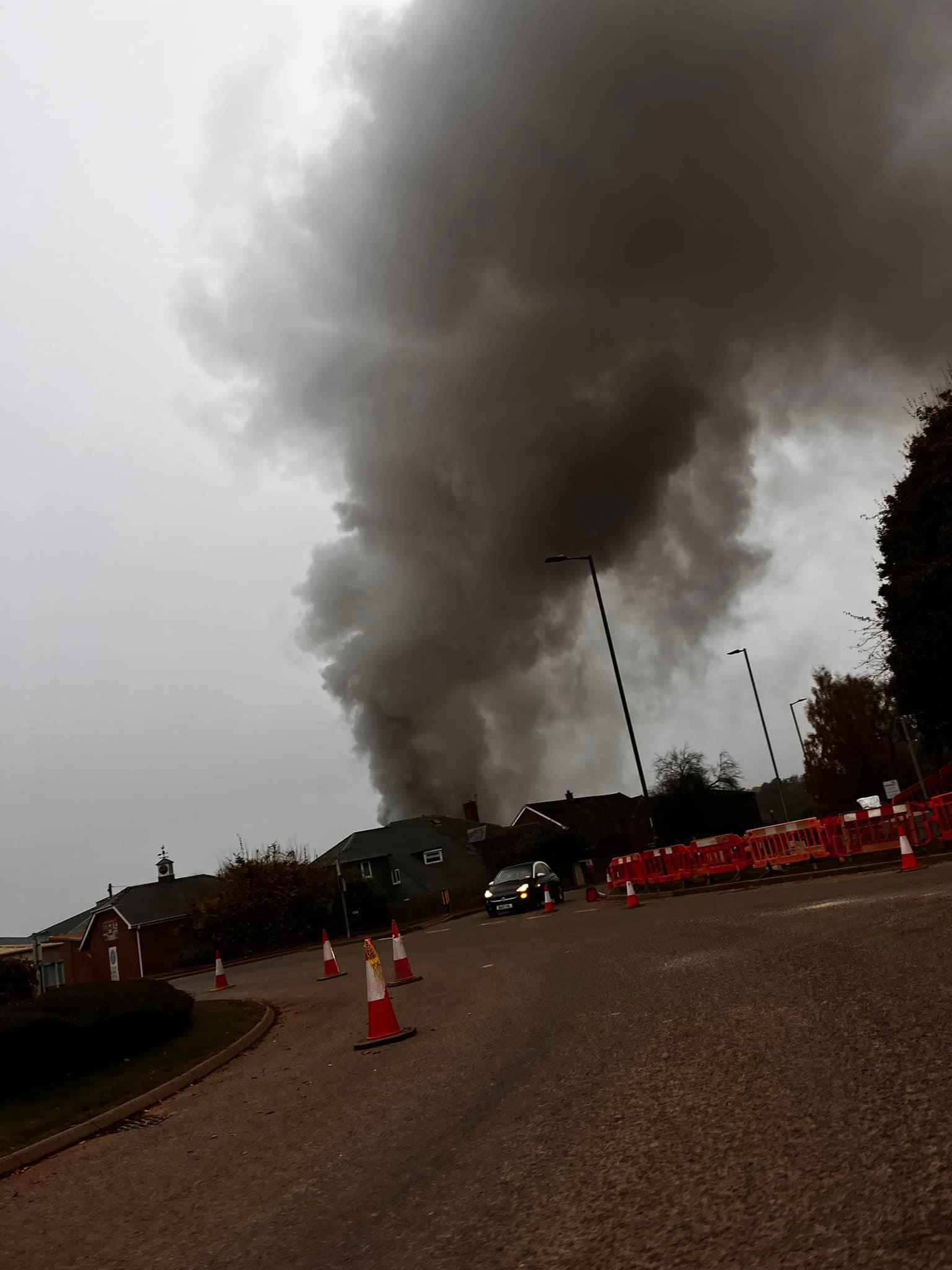 NEWS | Emergency services responding to a large fire at an industrial estate in Herefordshire with residents told to keep windows and doors closed 