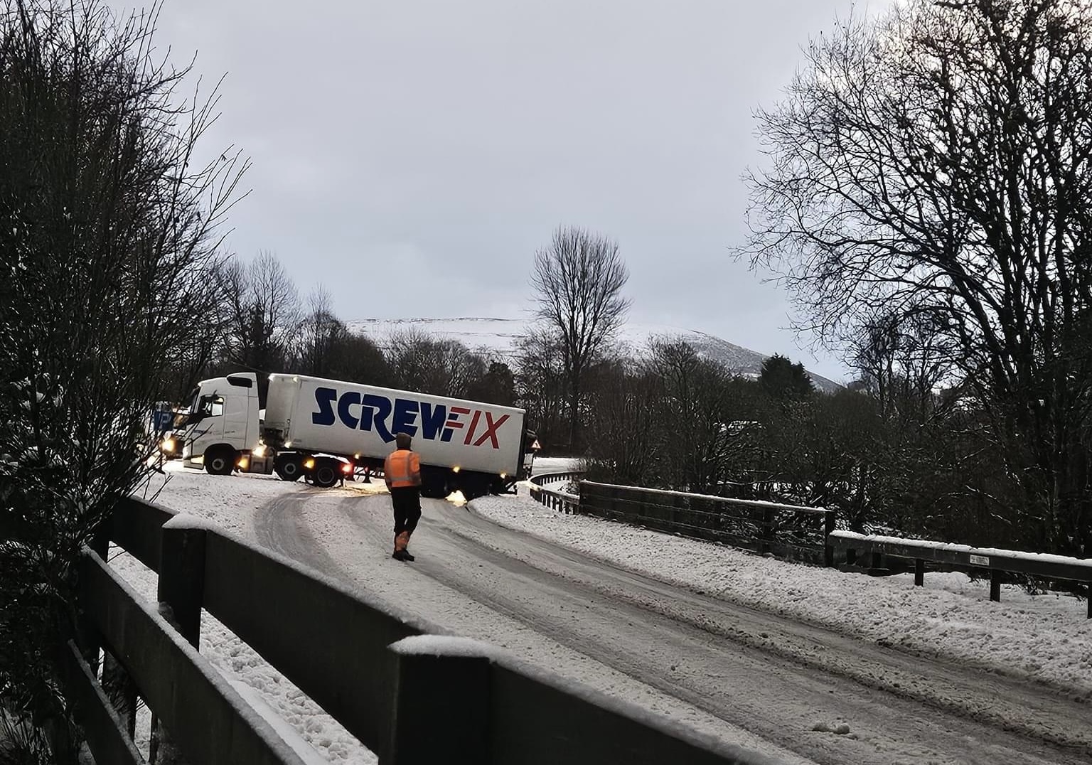 NEWS | Snow causing travel disruption on routes across Mid Wales this morning with a number of closures in place