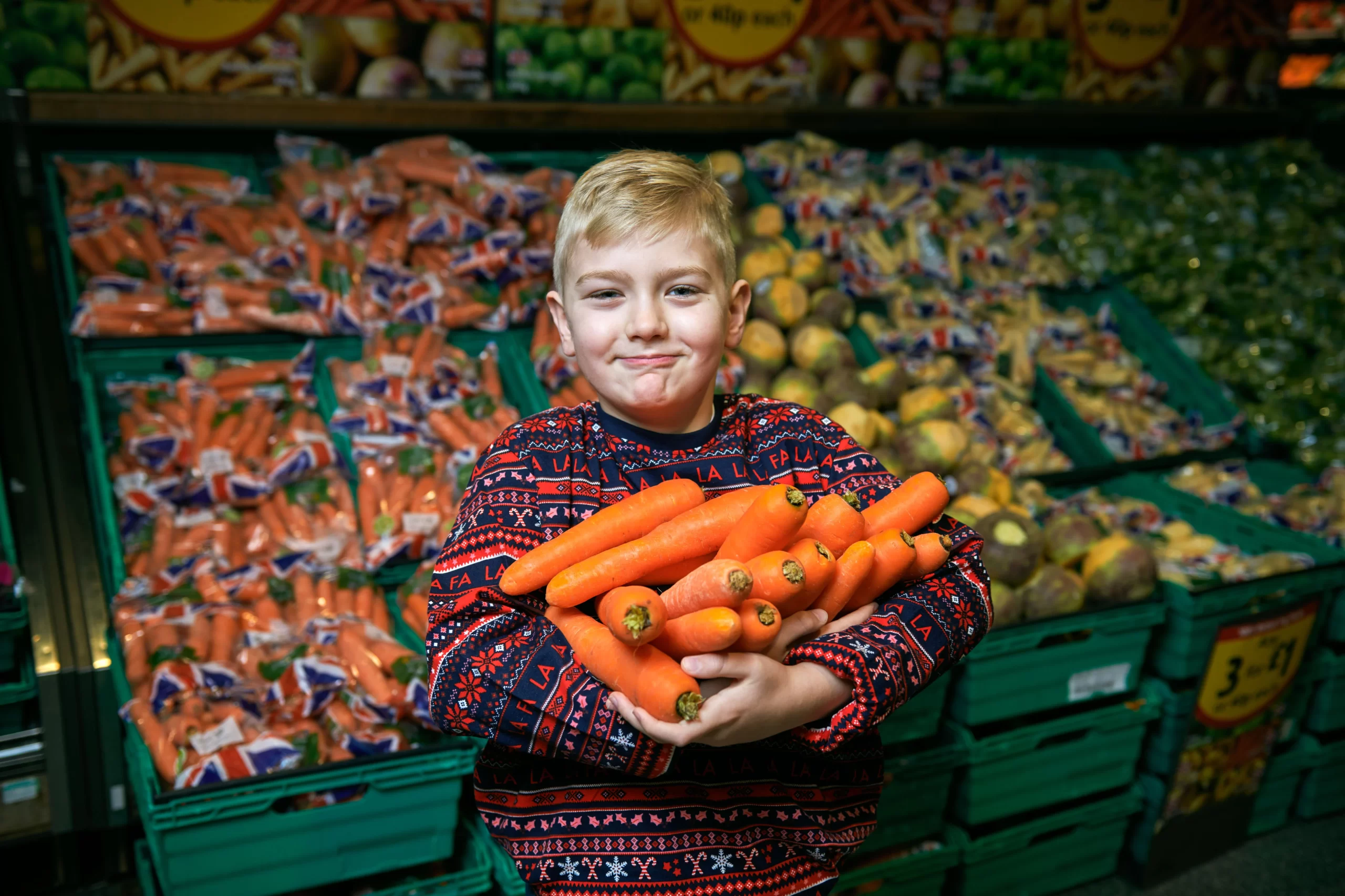 NEWS | Morrisons is spreading seasonal cheer by giving away over 185,000 wonky carrots across all its supermarkets to help parents and children prepare for Father Christmas and Rudolph’s visit