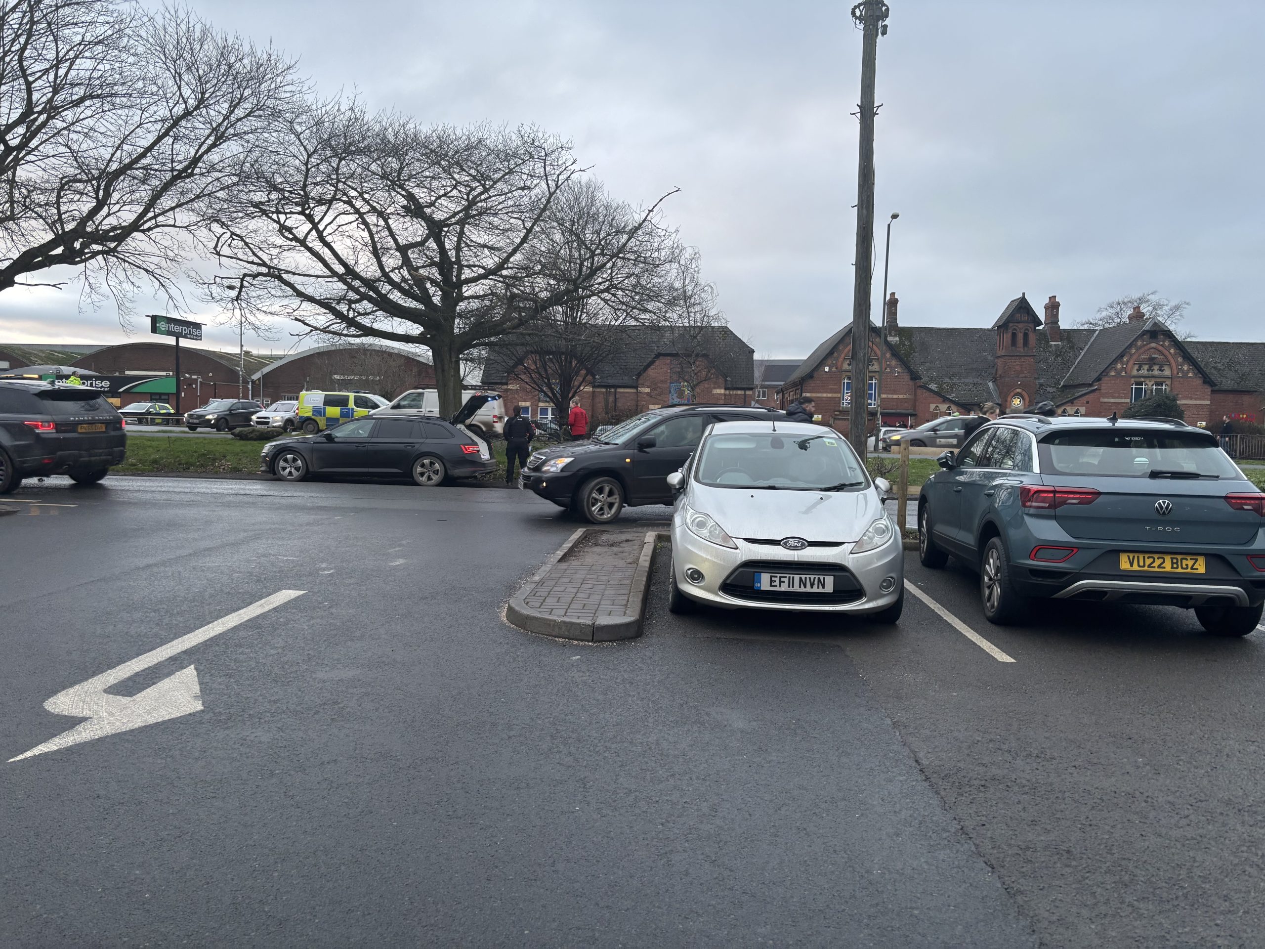 LATEST | Police confirm that no arrests have been made after they were called to reports of a ‘man carrying a weapon’ outside a school in Hereford