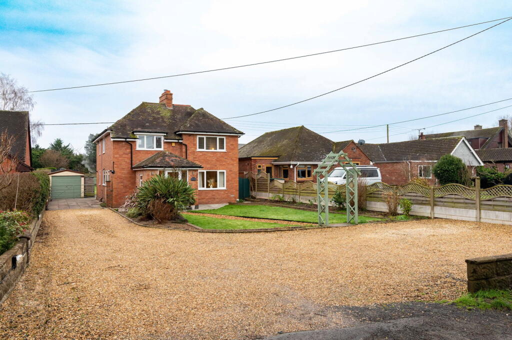 PROPERTY | A stunning four bedroom detached family home set on a generous plot with extensive gardens on the edge of the city of Hereford