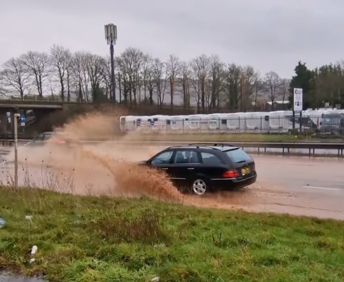 FLOODING | Reports of issues with flooding on many routes in Herefordshire this afternoon as heavy rain falls across the county