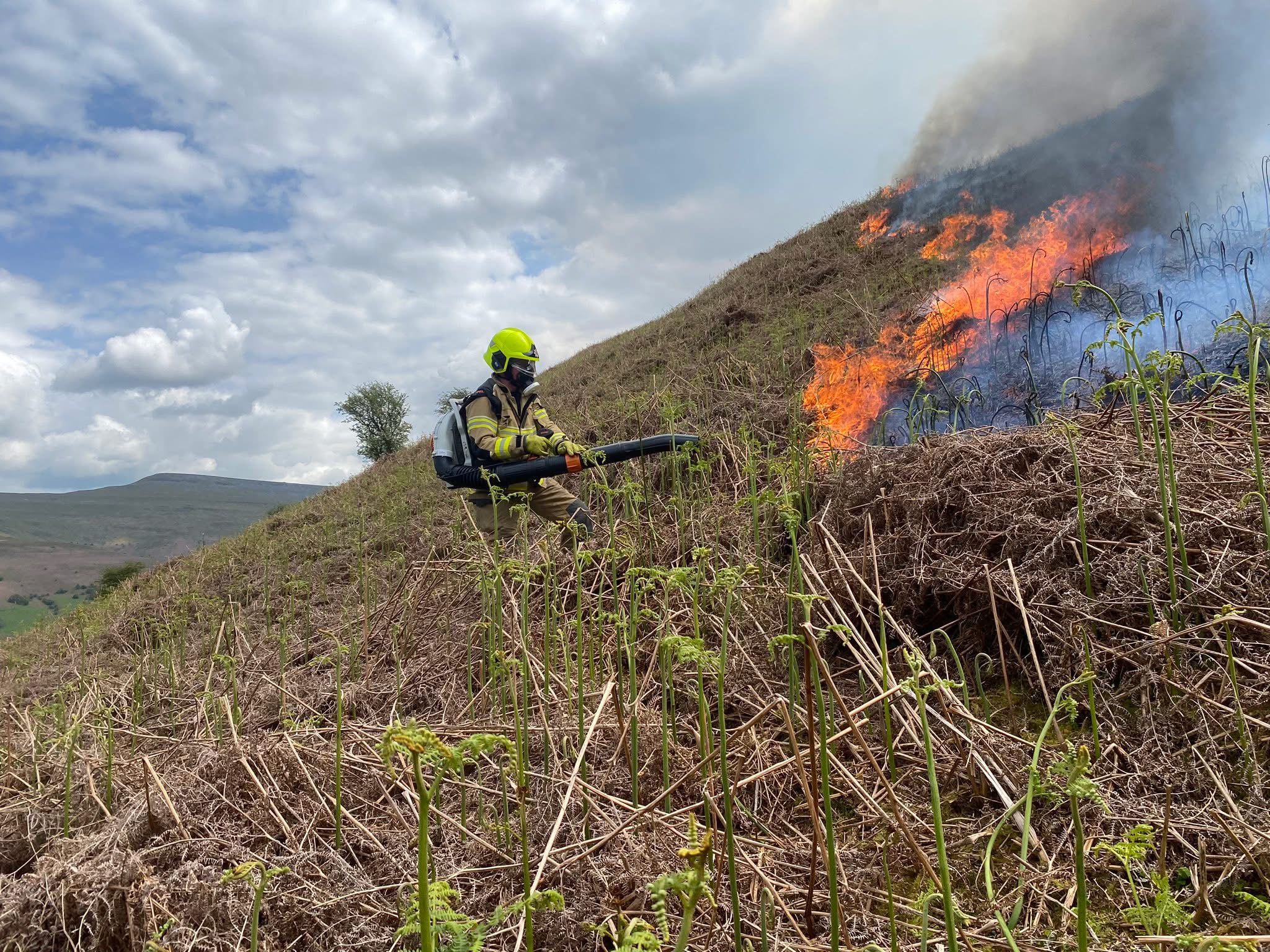 BREAKING NEWS | Fire crews in Wales dealing with an ‘extremely high number’ of calls relating to grass fires with people told to call 999 if your life or property is in immediate danger