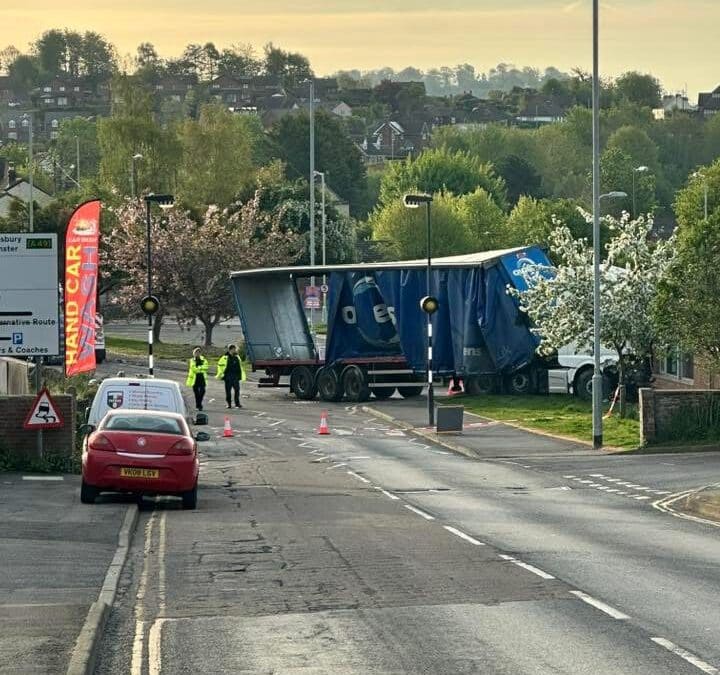 LATEST | HGV hits several cars and collides with building causing significant damage