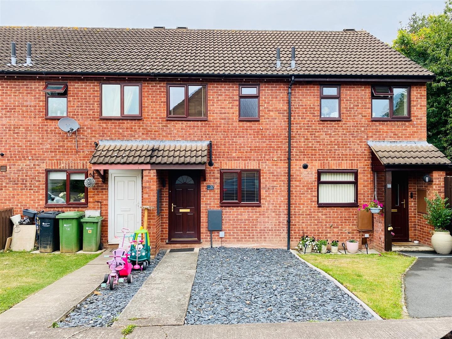 TO LET | A well presented modern two bedroom terraced house in a ...