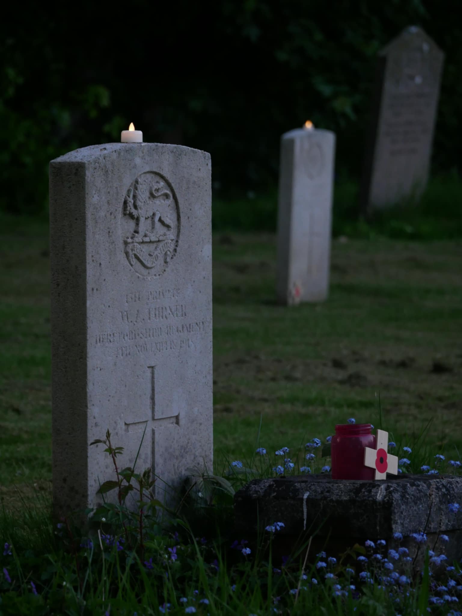 NEWS | A touching tribute to our fallen was held around the Commonwealth graves at sunset on VE Day in Kington