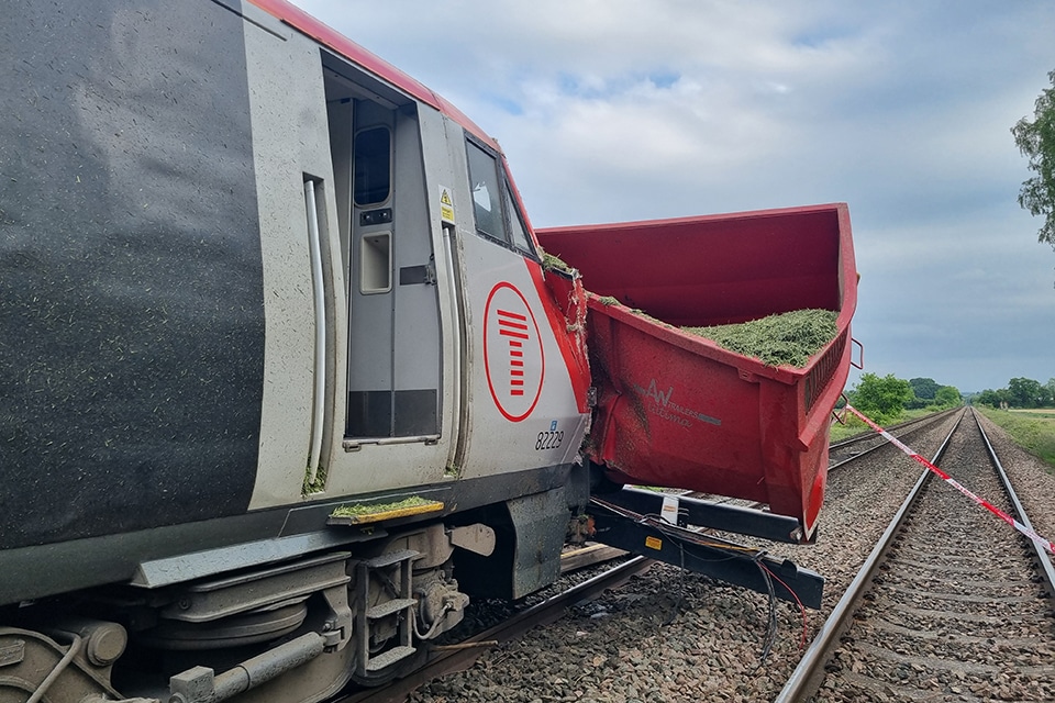 BREAKING | Initial investigation shows that tractor driver DID call the signaller before using level crossing where a train hit an agricultural trailer near Leominster