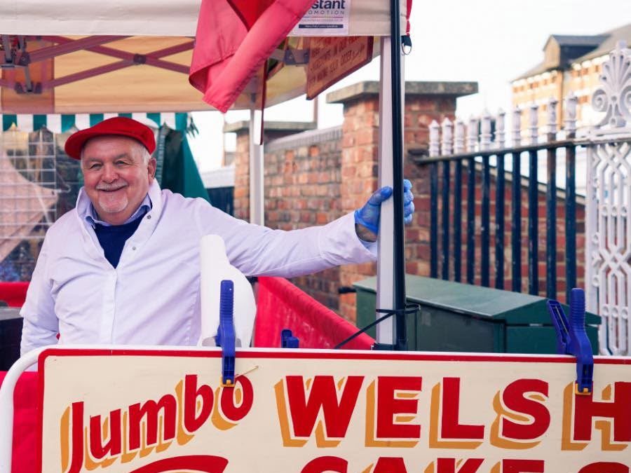 NEWS | Famous Welsh Cakes seller who kept price at just £1 to retire and spend time with his family after serving the community for many years