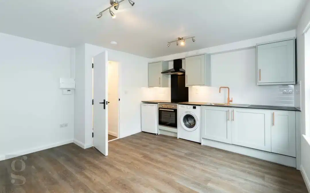 TO LET | A recently renovated one bedroom upper floor flat that is available to rent in Hereford city centre