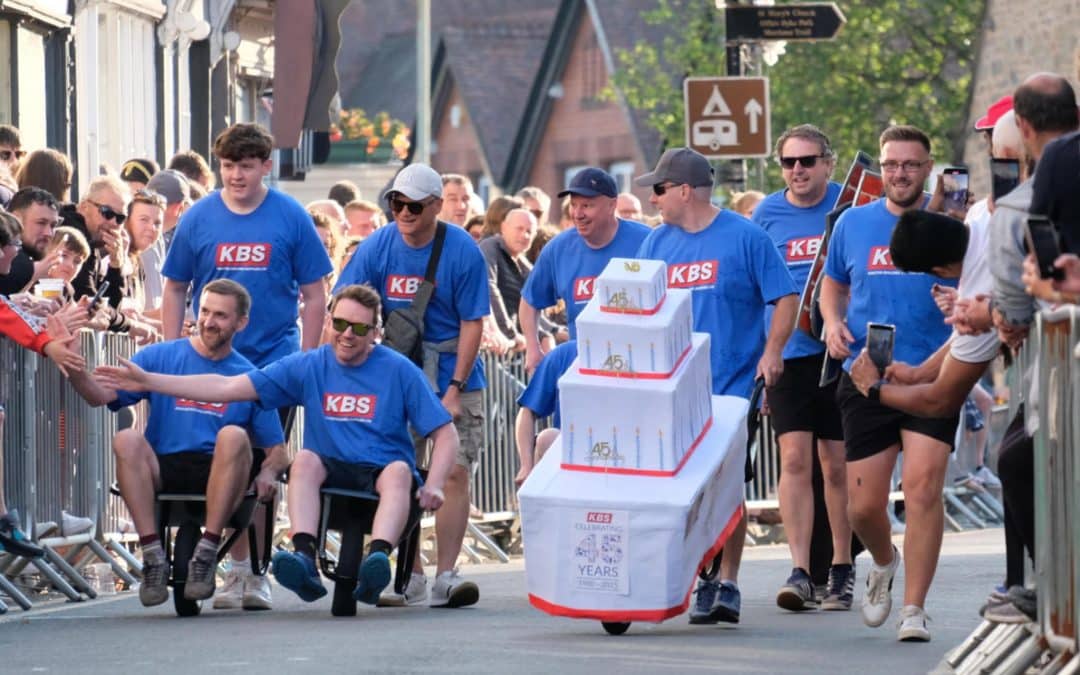 FEATURED | A bumper crowd cheered on those taking part in the Kington Wheelbarrow Race on Saturday
