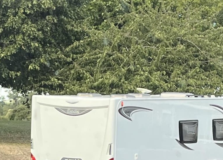 NEWS | A group of travellers have arrived and set up camp on a field in a residential area of Hereford