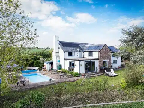 PROPERTY | A beautiful detached cottage in a picturesque location in Herefordshire with a swimming pool