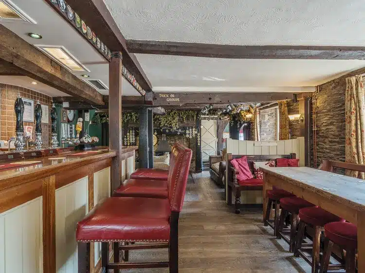 FEATURED | You and your friends can book a stay at your own private pub with a Cinema Room, Sky Sports, Hot Tub, Barbecue and several rooms!