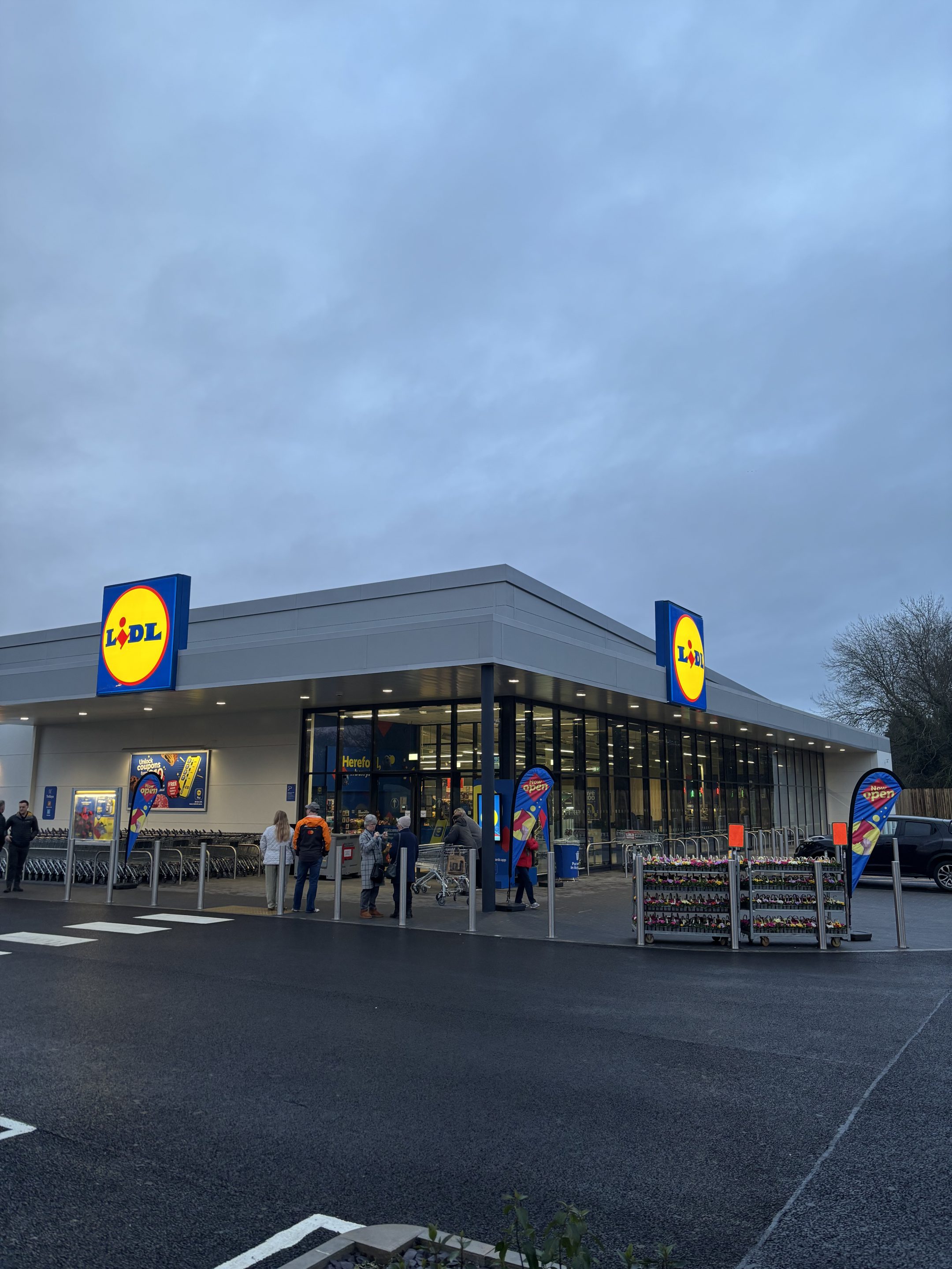 NEWS | Lidl announces a pay increase for staff from March and it will also double paternity from two week to four weeks