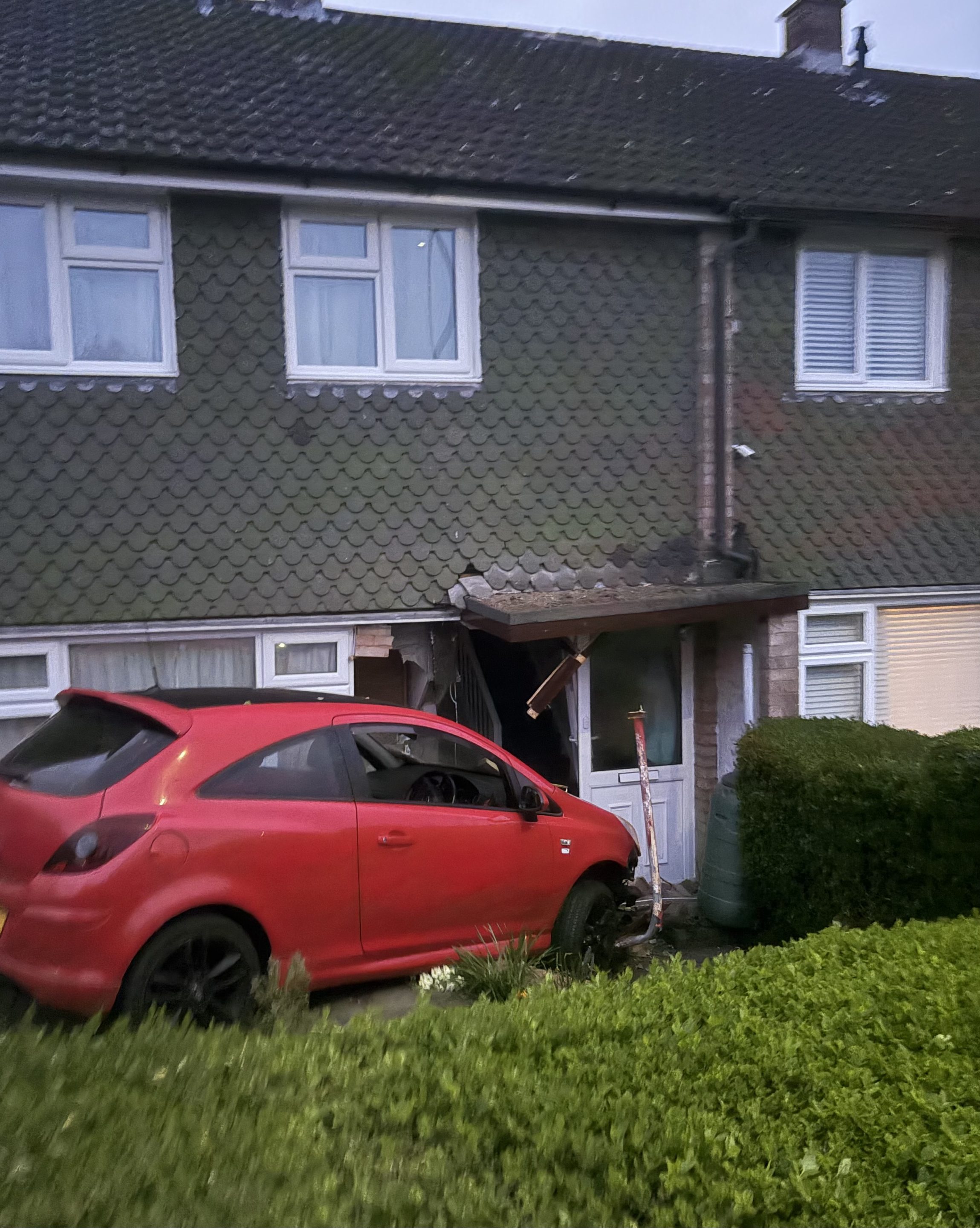 BREAKING NEWS | Car smashes into a house in Hereford causing significant damage 