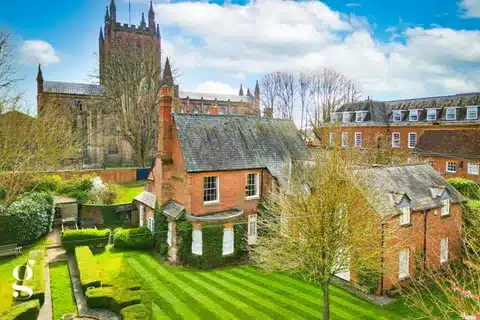 FEATURED | A remarkable Grade II* Listed 14th Century Residence that’s available to purchase close to Hereford Cathedral