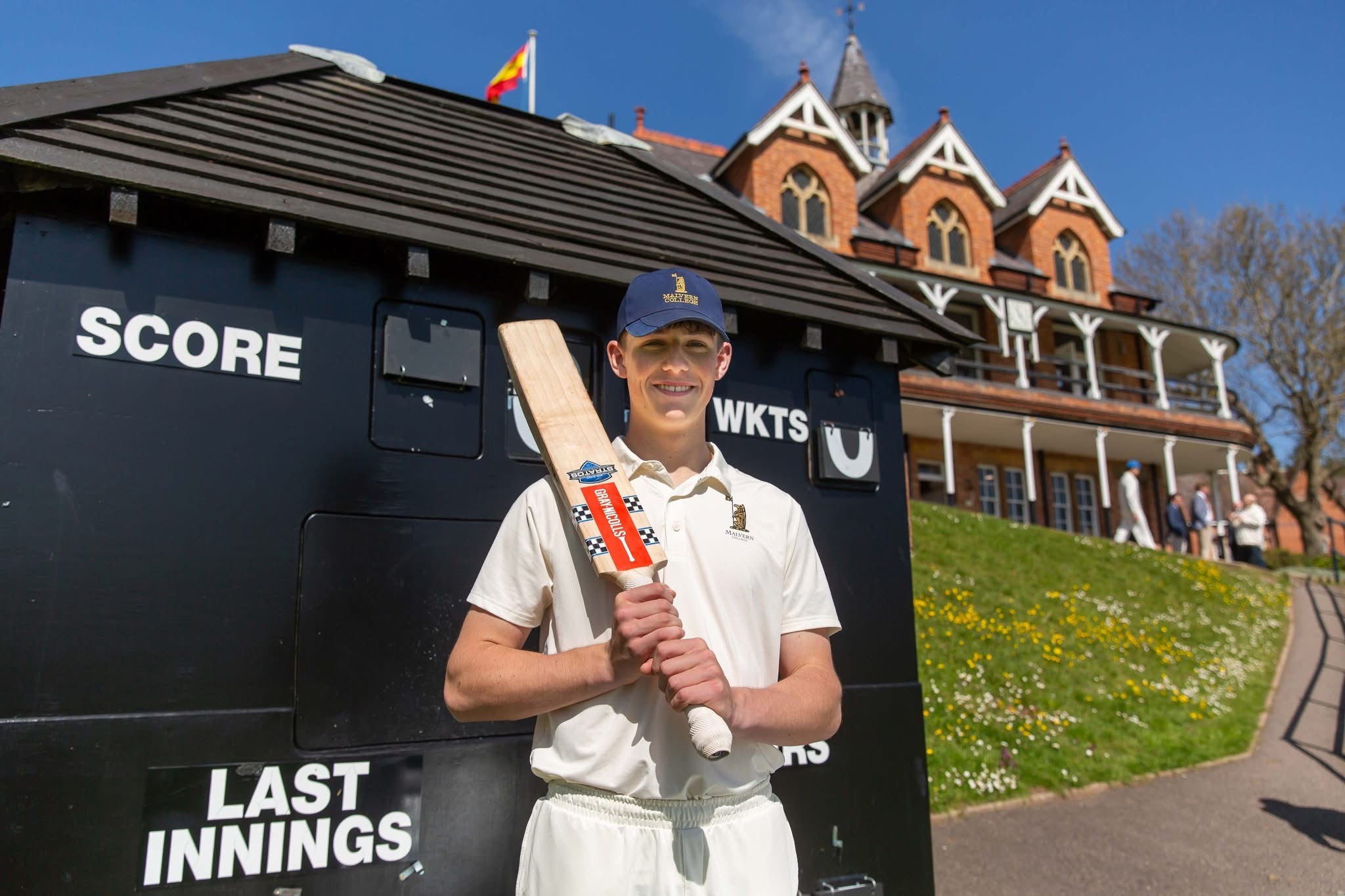 NEWS | A 16-year-old Malvern College pupil has signed his first professional contract with Warwickshire Cricket Club